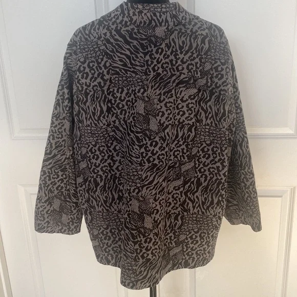 TOTO n KO Leopard and Tiger Animal Print Thick Button Down Shacket - Picture 4 of 4